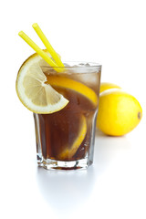 Cuba Libre vor zwei Zitronen