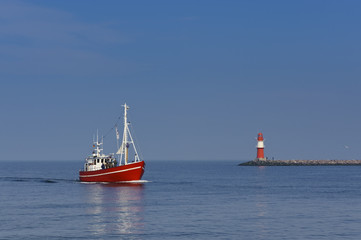 Fischerboot Rückkehr im Hafen