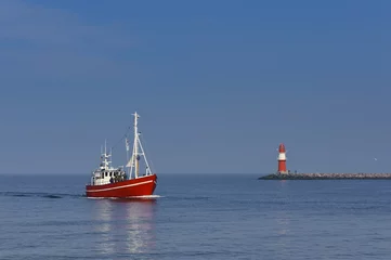 Foto auf Alu-Dibond Tor Fischerboot Rückkehr im Hafen