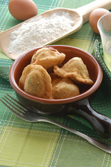 Carfogn - crostoli ripieni di papavero e cioccolato - Veneto