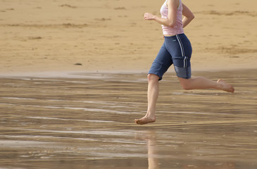 Chica corriendo por la playa