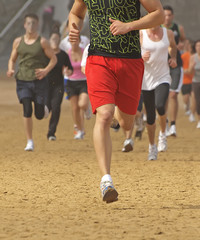 Fototapeta premium Jóvenes corriendo por la playa