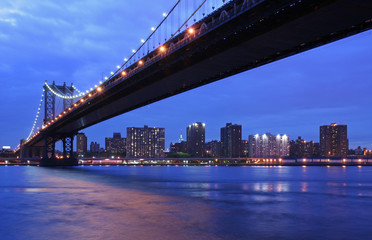 Naklejka na ściany i meble New York, Manhattan Bridge na zmierzchu