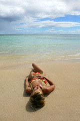 Obraz premium Femme étendue en bord de plage