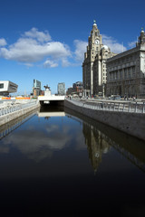 Fototapeta na wymiar Nowy kanał w poprzek przodu Pierhead Liverpool