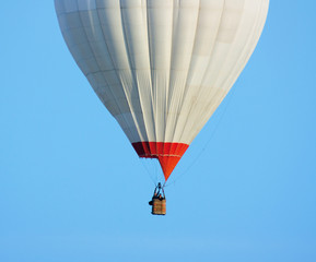 Fototapeta premium balloon against a backdrop of blue sky