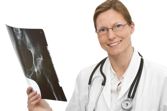 Ärztin mit einem Röntgenbild