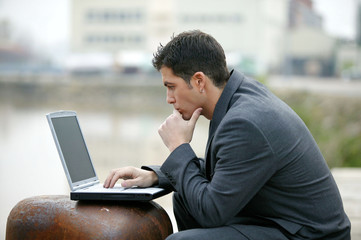 jeune homme d'affaires avec ordinateur portable