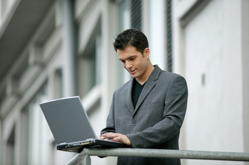 jeune homme d'affaires avec ordinateur portable