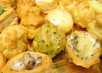 Party pies with ramson, basil, cheese and mushrooms