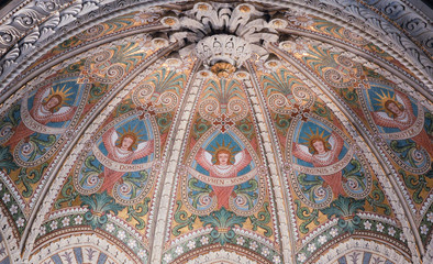Fototapeta na wymiar Basilica of Lyon downstairs
