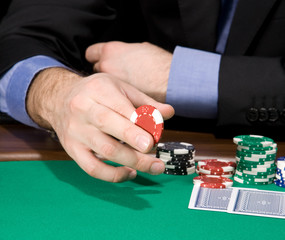 Naklejka premium Hand with casino chip