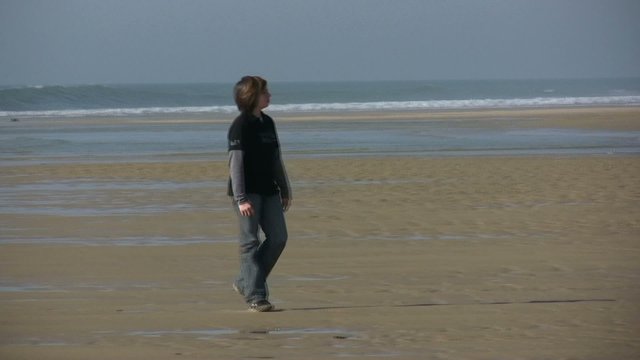 adolescent marchant sur la plage