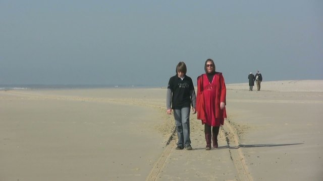 m&egrave;re et fils se promenant sur la plage