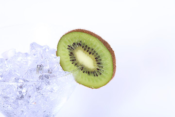 Glas mit Kiwi