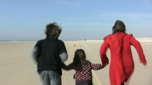 courir en famille de dos au ralenti