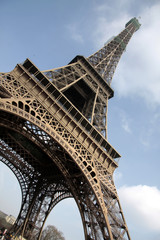Fototapeta na wymiar Tour Eiffel vue du bas