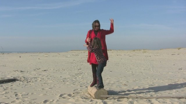 m&egrave;re et fille dansant sur la plage
