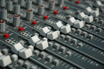 Sound mixing console