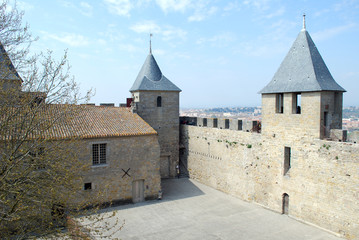 Dans la cours de Carcassonne