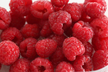 Himbeeren auf neongruenem Kissen
