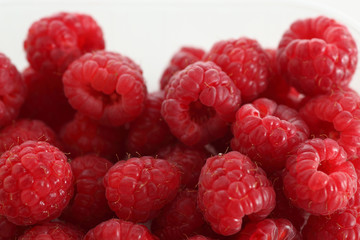 Himbeeren auf neongruenem Kissen