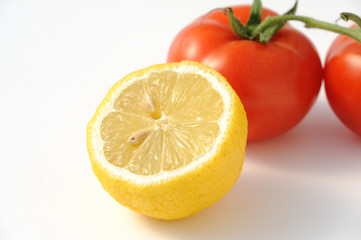 Fototapeta na wymiar Limone e pomodori