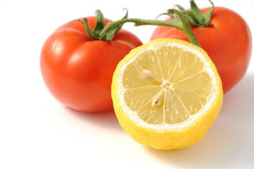 Limone e pomodori