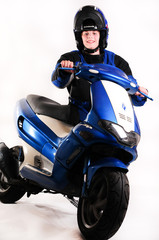 Junger Mann mit Motorroller