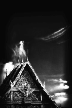 Traditionelles Geb&auml;ude in Kambodscha mit Geisterwolke