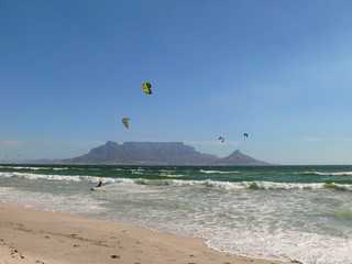 Kitesurfer am Bloubergstrand - Kapstadt