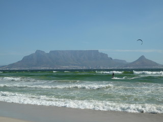 Kitesurfer am Tafelberg