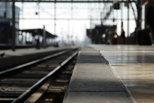 Leerer Bahnsteig, Fokus auf dem Vordergrund