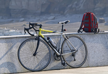 Naklejka premium Bicicleta y mochila