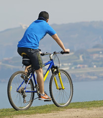 Obraz premium Joven en bicicleta