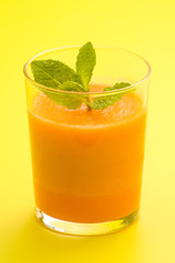 fresh carrot juice and mint