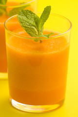 fresh carrot juice and mint