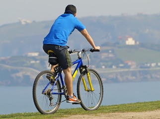 Jóven en bicicleta