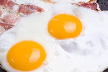 Detail von Schinken und Eiern in einer Pfanne