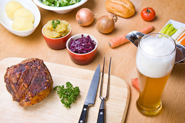 bayerischer Schweinebraten mit Knödel und Zutaten