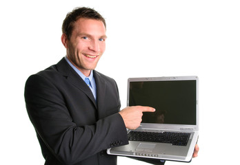 Mann präsentiert ein Notebook