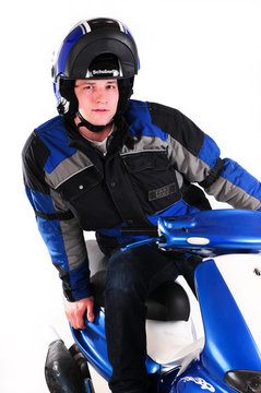Junger Mann mit Motorroller