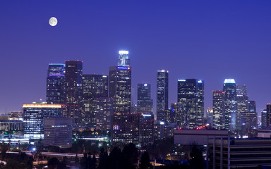 Fototapeta premium Los Angeles skyline under the moonlight