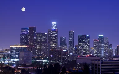 Foto op Plexiglas De skyline van Los Angeles onder het maanlicht © Mike Liu