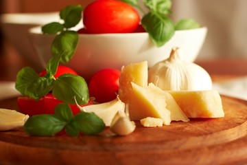 Frische Tomaten mit Basilikum und Parmesan