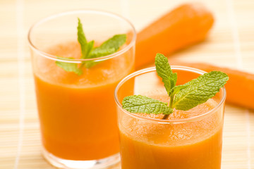 fresh carrot juice and mint