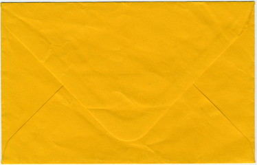 Enveloppe jaune orangée. Verso.