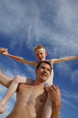 jeune homme et garçon à la plage