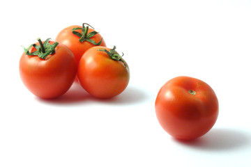 Pomodori rossi su sfondo bianco