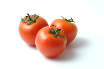 Pomodori rossi su sfondo bianco